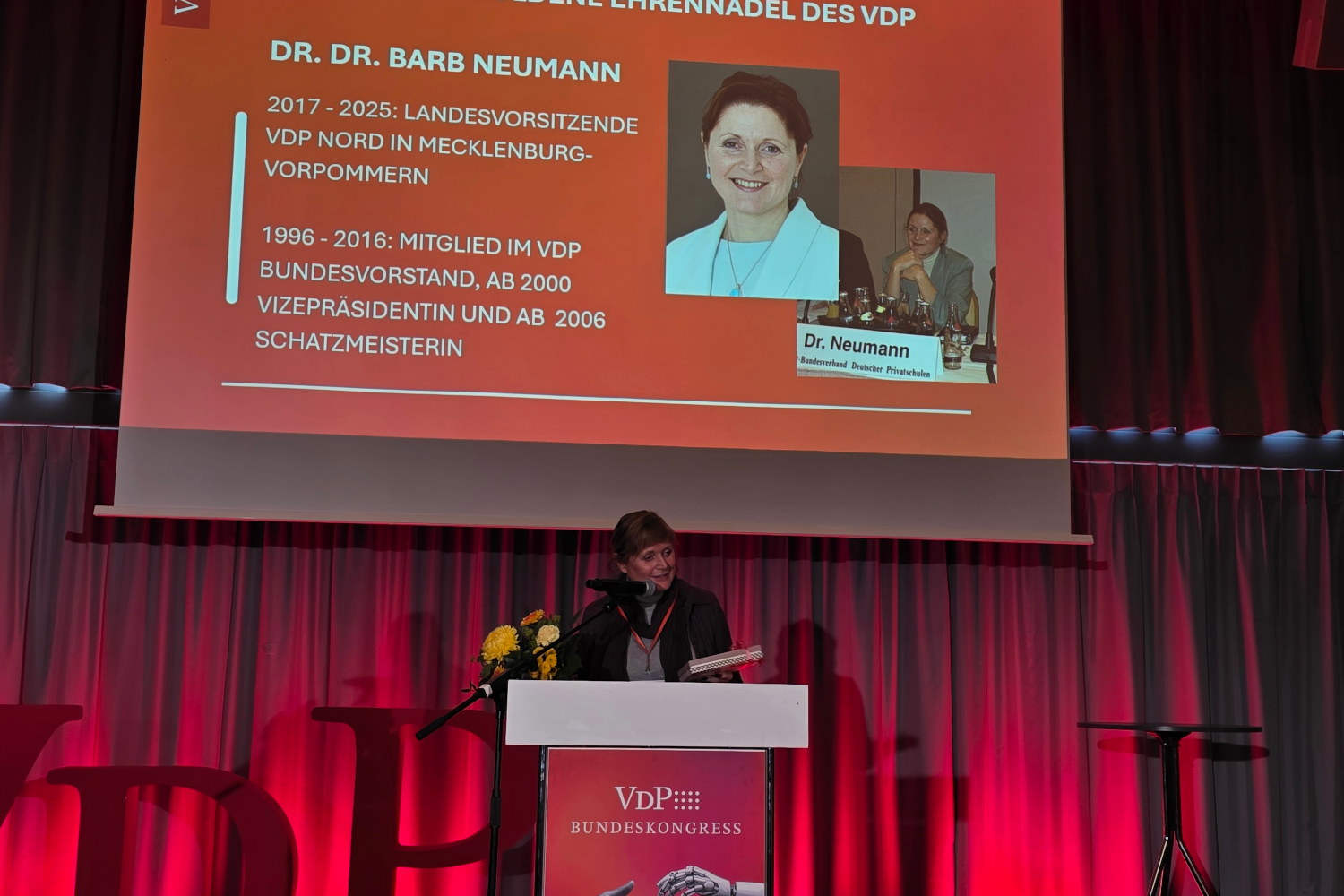 Dr. Dr. Barb Neumann mit der goldenen Ehrennadel des VDP ausgezeichnet