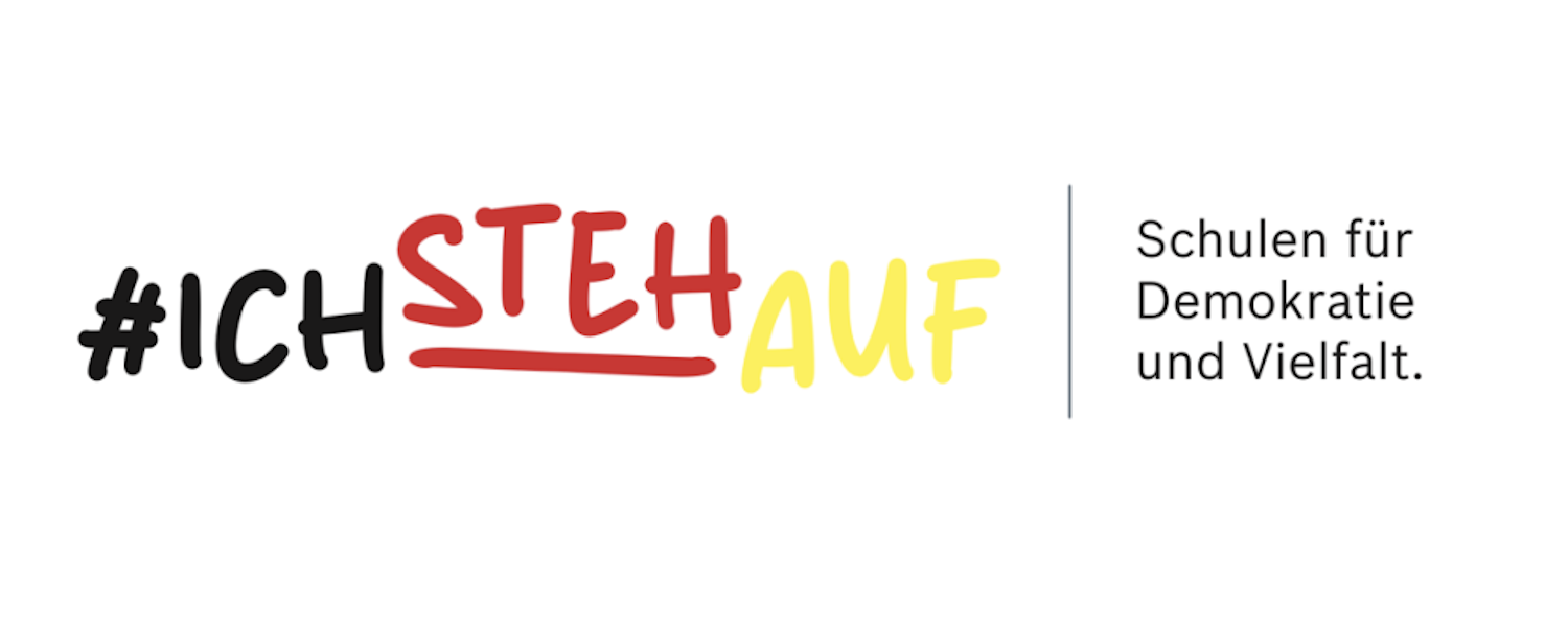 Das Bild zeigt das Logo des Aktionstages #IchStehAuf am 6.Juni 2024 in den Farben schwarz, rot, gold und der Unterschrift Schulen für Demokratie und Vielfalt.