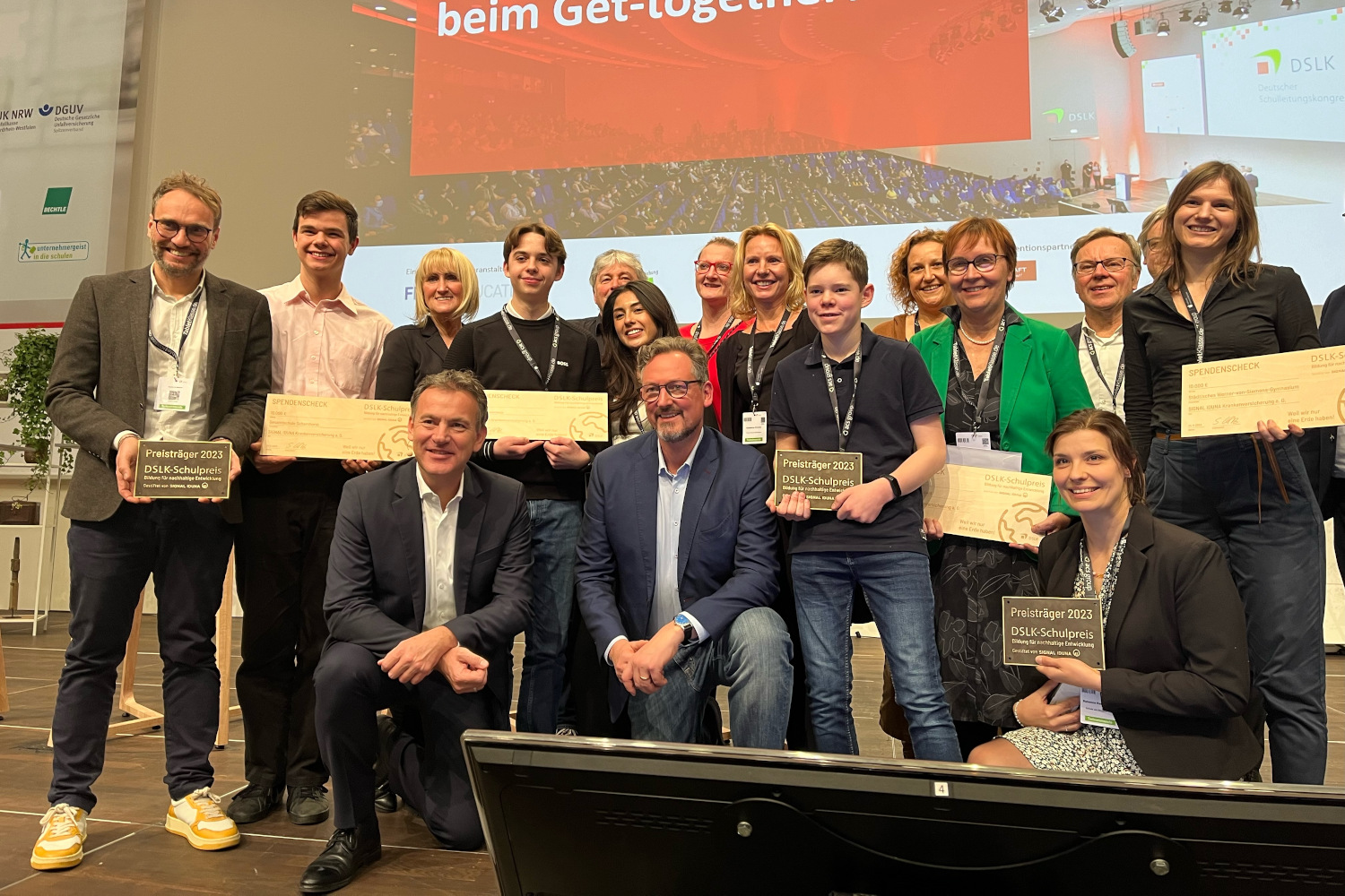 Schüler und Lehrer der freien Grundschule Bröbberow in MV auf der Bühne des Deutschen Schulleiterkongresses